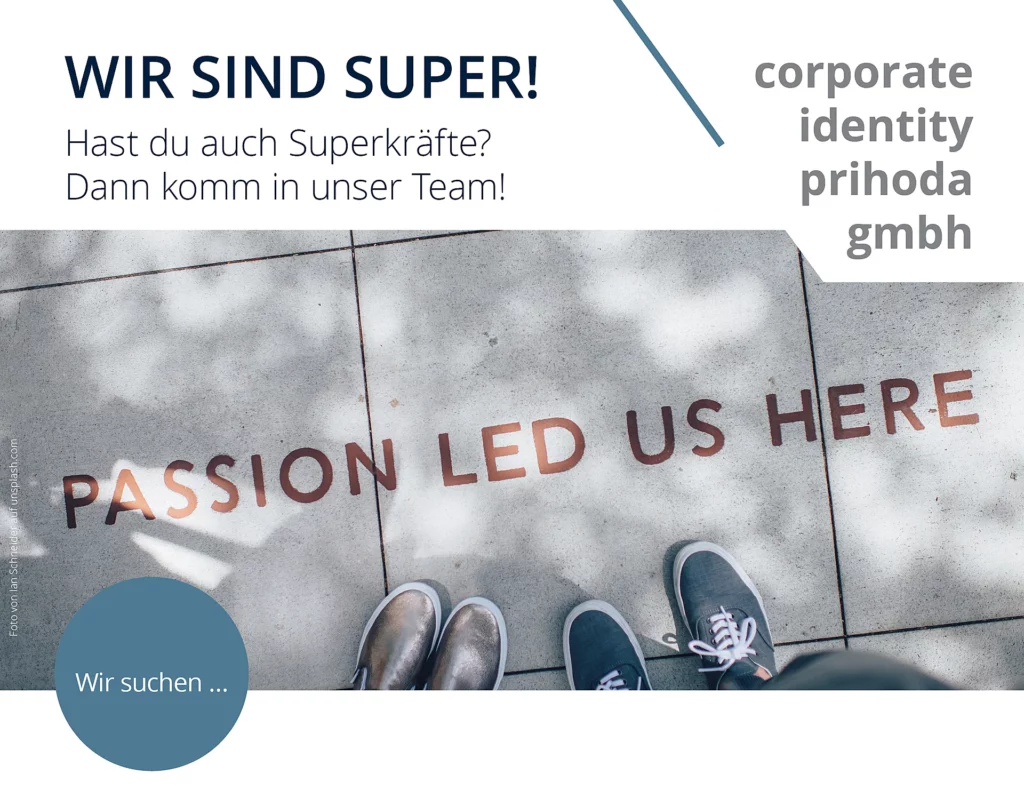 Jobs – Stellenangebot – (Senior) PR-Consultant – Junge Frau spricht durch Megaphon